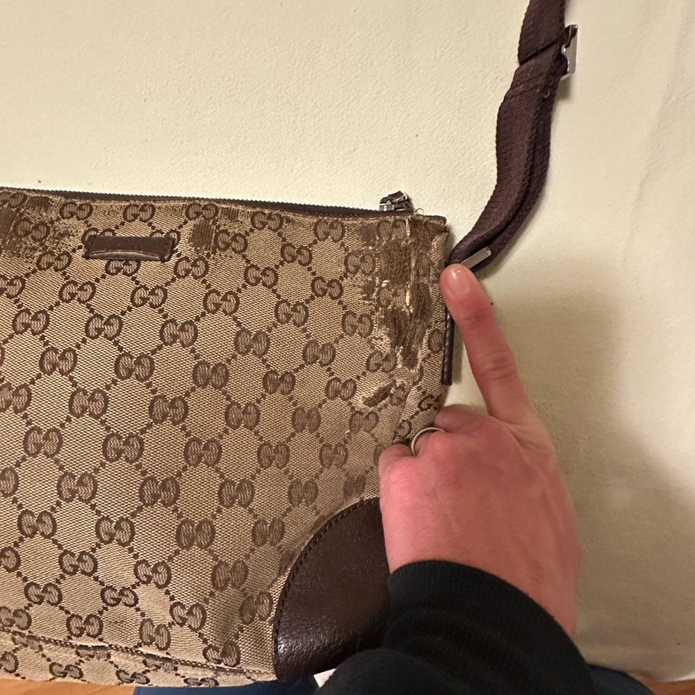 Rehab Gucci Bag with rubbing Likely can be fixed if you know how or by a cobbler - Picture 7 of 11